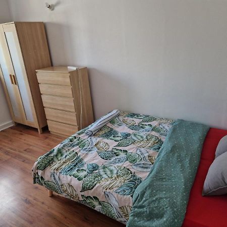 Twin Bed For Guests Apartment Лондон Екстериор снимка