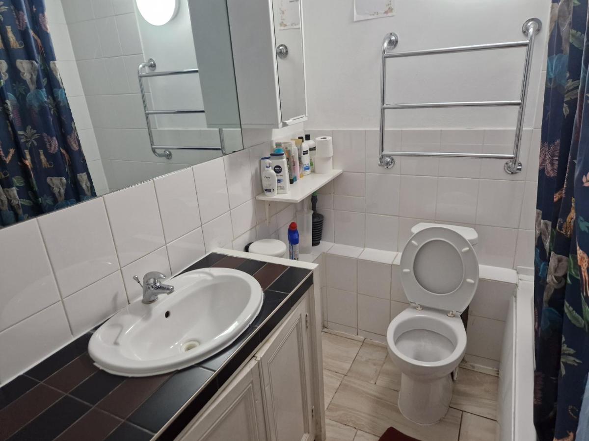 Twin Bed For Guests Apartment Лондон Екстериор снимка
