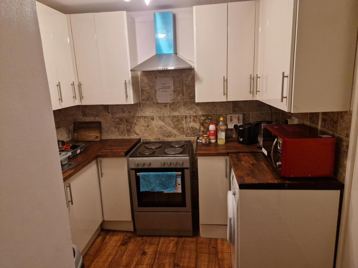 Twin Bed For Guests Apartment Лондон Екстериор снимка
