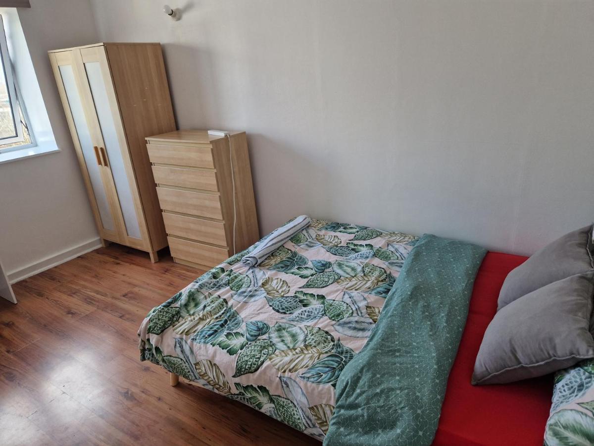 Twin Bed For Guests Apartment Лондон Екстериор снимка