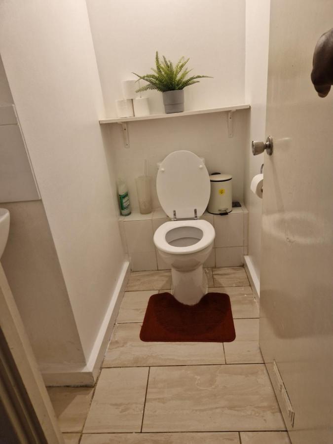 Twin Bed For Guests Apartment Лондон Екстериор снимка