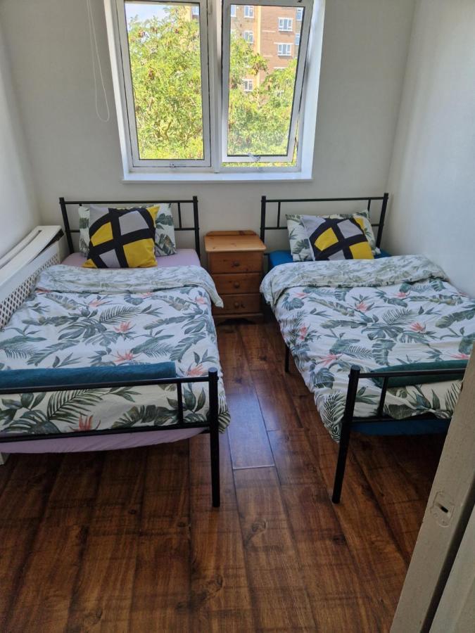 Twin Bed For Guests Apartment Лондон Екстериор снимка